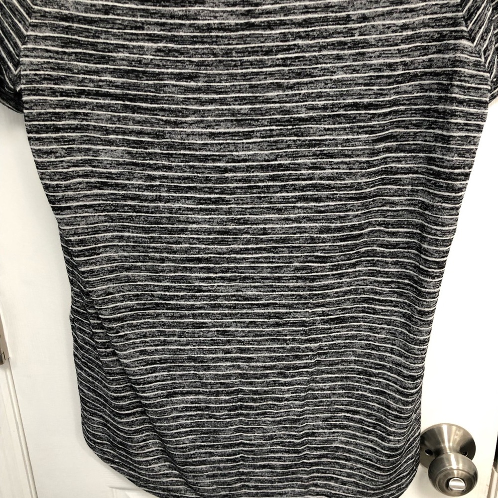Athleta Charcoal Stripe Scoop V-Neck Short Sleeve Breezy Tee Top Size Large - Picture 13 of 15